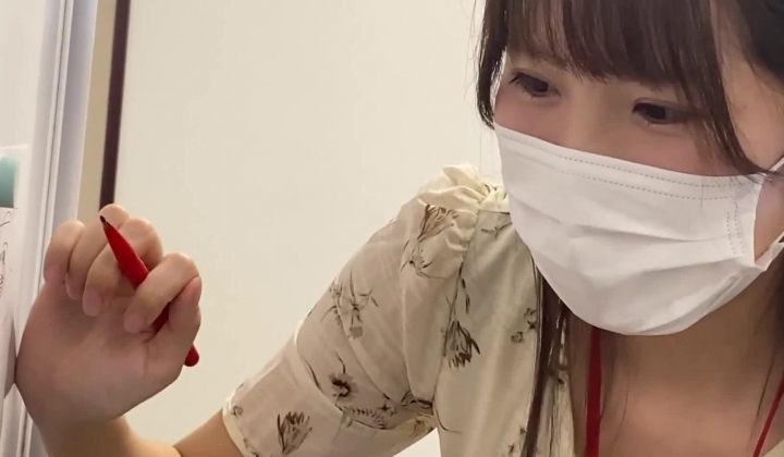 偷窥漂亮音乐老师的大奶头和性感大屁屁
