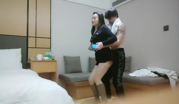 利哥探花 28岁少妇被操的直喊逼肿了疼啊 啊啊啊的惨叫