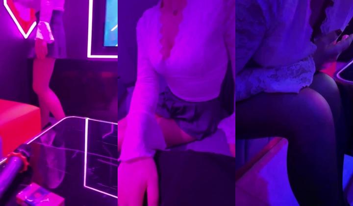 【会喷水亲姐姐】 ️给姐姐新买的超短裙搭配半乳装一起去KTV唱歌包间内让她美穴对着门口服务员路过