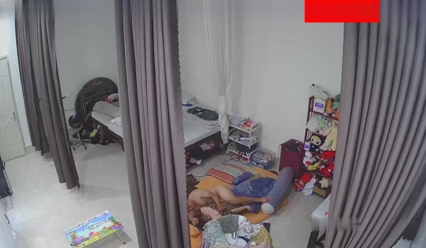 黑客破解家庭网络摄像头偷拍连衣裙少妇给洗澡出来的老公吹箫热身