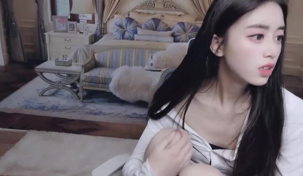【sb1314520j】21岁女大学生，超白大长腿，喷水小天后
