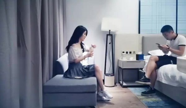 小哥网约一字肩极品性感短裙美女酒店服务,苗条性感,抱起来快速抽插后又趴在翘臀上狠狠后入,连操2次