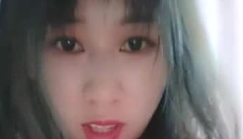 高颜值嫩妹精品大秀直播，露脸身材很正的奶子诱人，道具塞进骚逼饱满的视觉冲击真刺激，浪荡呻吟骚逼水