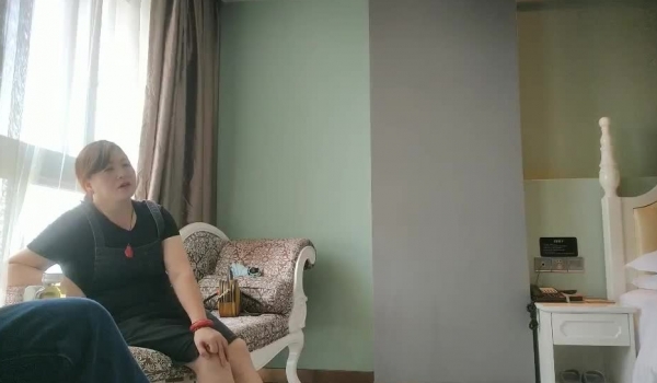 【良家故事】偷拍，为人师婊，跟老师开房，偷情要低调偷偷摸摸进来，玩的就是刺激