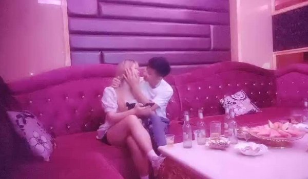 【歌厅探花陈先生】在校大一学妹 无套内射 今夜炮火连天 肤白水多各种调教 淫荡激情