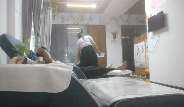 【美女与野兽之战】偷拍 专搞飞机店女技师 唿弄利诱~！~这男主 有时能搞的上 有时搞不定 四天五