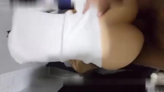 偷情同小区人妻，孩子在家只好去地下室