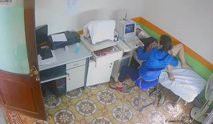 医院摄像头偷拍妇科阴超检查,妙龄少妇小媳妇们被超长设备插入阴道,疼得直咧嘴,最后捂着肚子颤颤巍巍