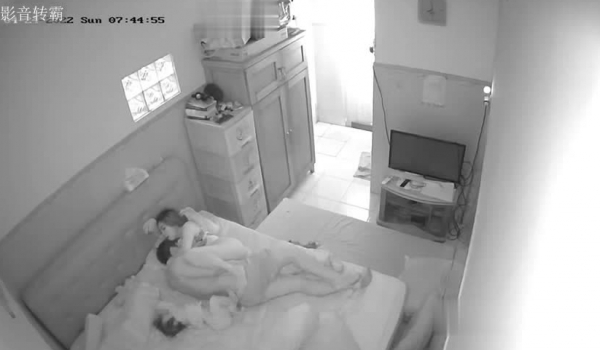 黑客破解家庭网络摄像头 摄像头偷拍啪啪啪合集 惊现女同舔逼 边上还躺着一个人