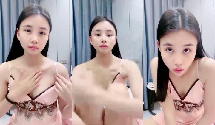 清纯学生妹，【升级版武圣】，大大的眼睛，修长苗条的身材，洗澡撒尿自慰一条龙展示
