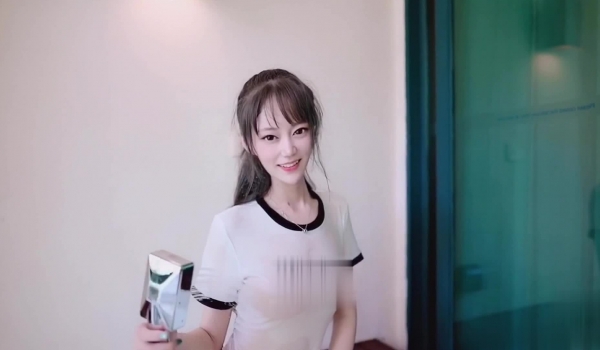 极品网红脸美女大尺度日常私拍流出和集 身材苗条美乳美穴 玉指插粉嫩无毛小穴 很是诱惑