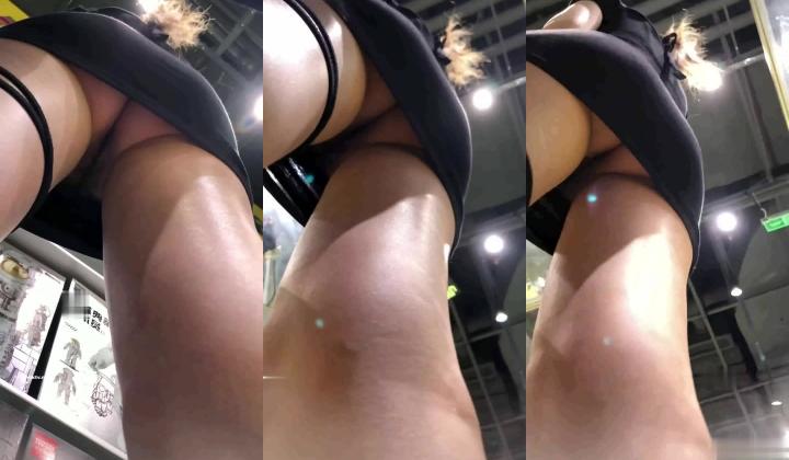 大型商场跟踪抄底没穿内裤的短裙美女 男的还时不时的把手伸进去摸一下