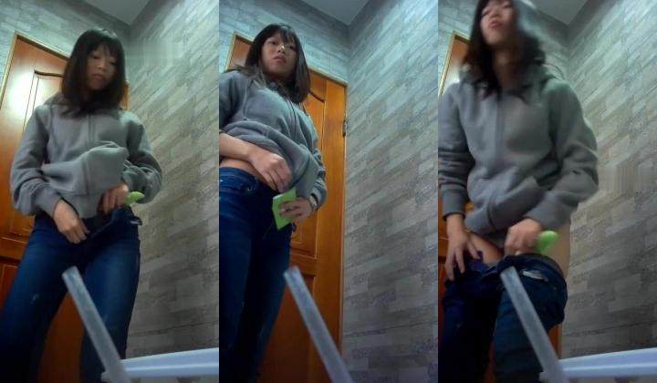 景区女公厕完美定点角度全景偸拍 先脸后逼各种气质小姐姐方便讲卫生的撅着屁股