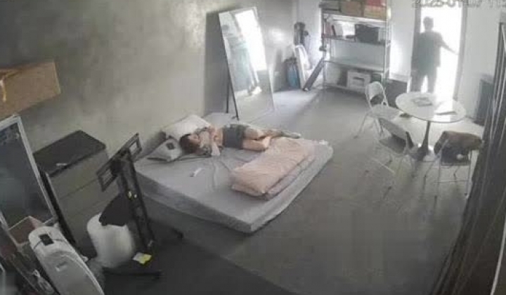 黑客破解家庭网络摄像头偷拍住毛坯房的年轻情侣疯狂做爱有时一天做爱几次