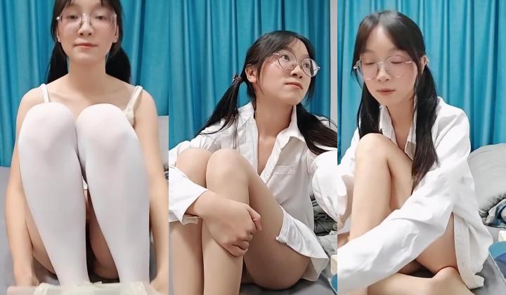 眼镜大学生，超级反差【兔奶】大屁股丝袜，扣穴自慰，满满撸点