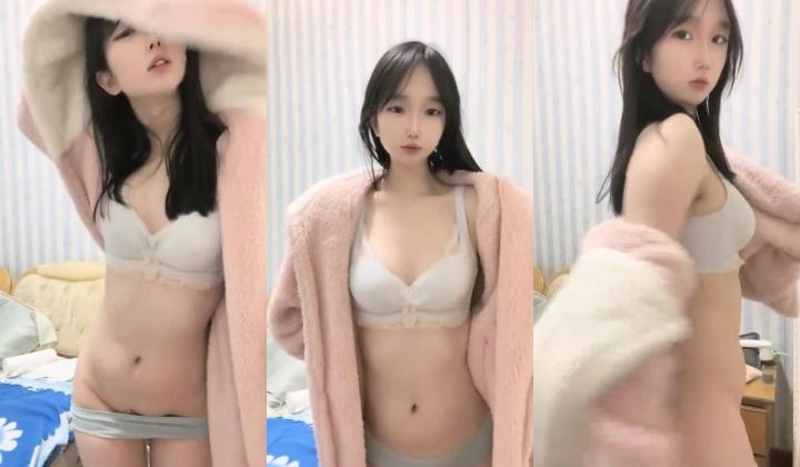 【小悦宝】校花学妹~!清纯学生服~掰穴特写~新道具自慰~清纯反差婊，爱嫩妹