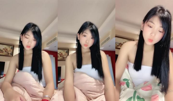 【康妹】高颜值呆萌眼镜妹 大尺度收费秀看得鸡巴邦硬 喜欢眼镜妹的不要错过