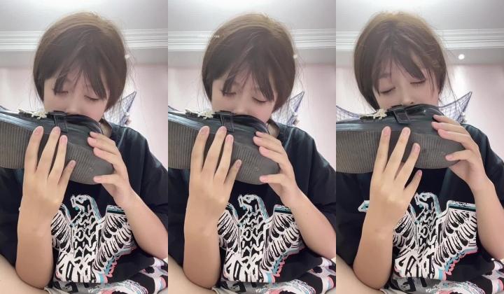 【真实露脸学生妹】，土豪重金举牌定制，为了还网贷，纯情美眉毫无底线自调，舔脚咬袜子捅菊花抠逼，简
