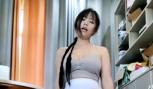 电报群高价定制福利，性感御姐，小马拉大车乱伦女主【奶瓶】紫薇高潮喷水，诱惑十足