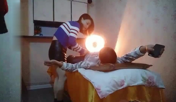 偷拍扫街达人，一大早就临幸街头各种小少妇，烟火气十足，激情释放欲望