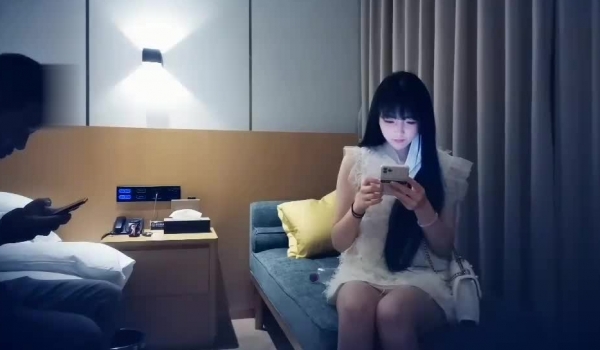 9总全国探花极品长相甜美萌妹子，脱光光沙发吸奶扣逼再到床上，翘屁股69舔弄后入猛操呻吟