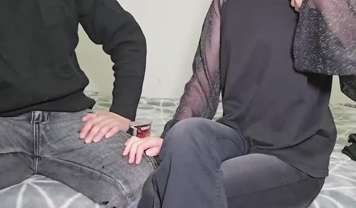 【狂情哥哥】给妹妹买新衣激动的扒开哥哥裤子口交女上位爆操抽插无套内射