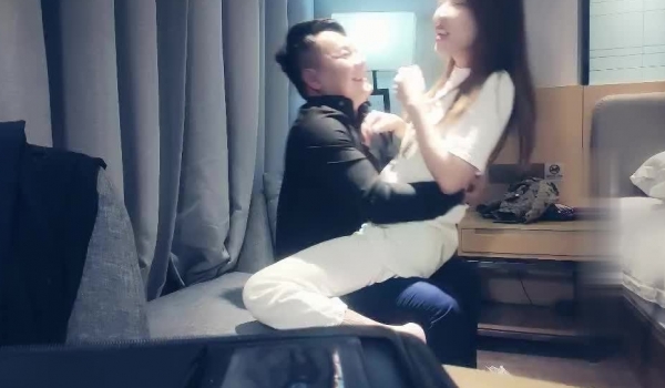 【赵总寻花】实力猛男大战苗条外围小姐姐 各种高难度姿势独一份 疯狂冲击妹子高潮不断呻吟不停