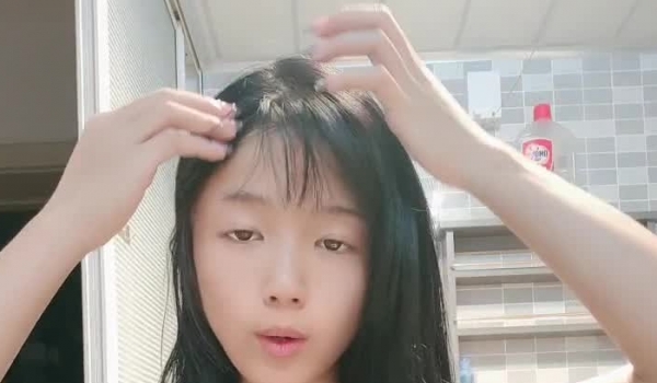 颜值小美女浴室洗澡诱惑，全程露脸听狼友指挥大秀，揉骚奶子无毛白虎逼，坐在马桶上道具抽插高潮冒白浆