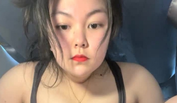 女大学生宿舍一个人独自躲在自己帐篷中露脸自慰直播，特写多毛逼逼