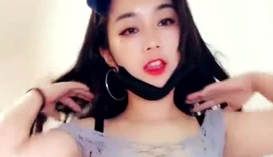 非常骚气身材丰满肥逼大奶美女 露脸单腿黑丝椅子上道具抽插自慰出水大秀