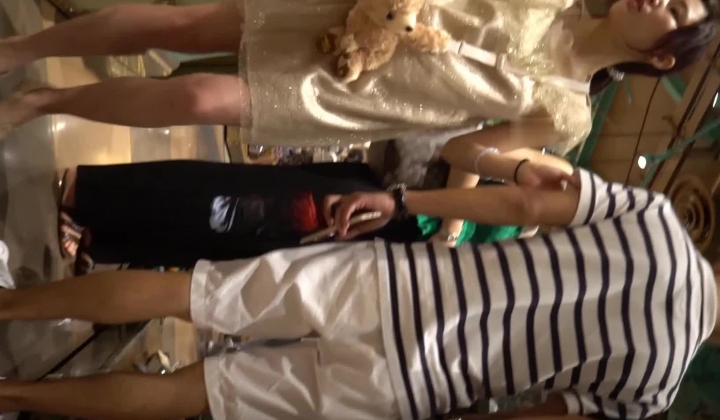 小姐姐捂住裙子防走光！必须狠狠地抄！