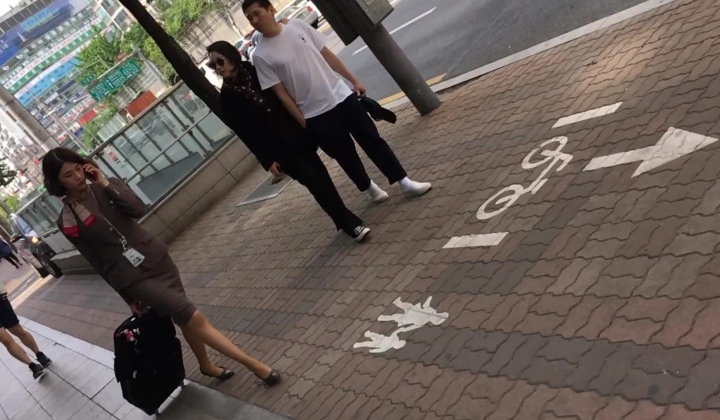 【裙底 ️春光乍泄】抄底各路高质量空姐乘务员 白皙大长腿诱人丝袜 骚丁豹纹白窄五花八门 饱满阴皁