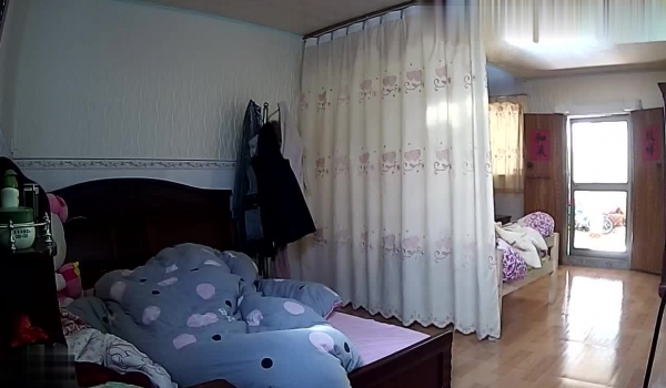 家庭摄像头偷拍录像合集第2期53V 亮点 女友给摸奶不给脱内裤真憋