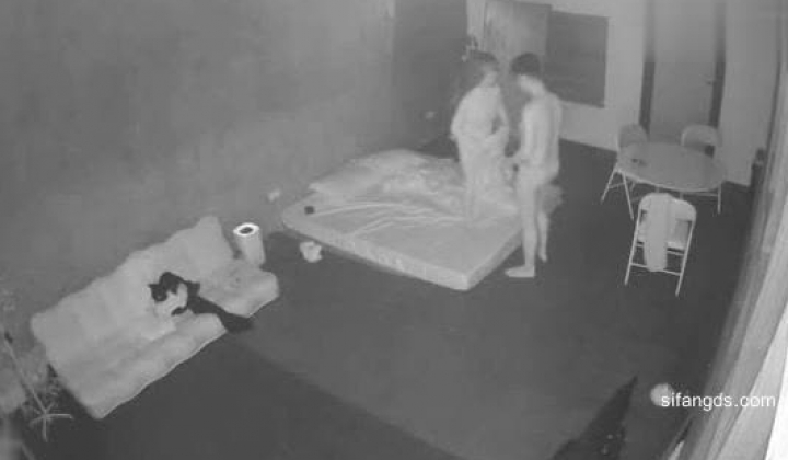 黑客破解家庭网络摄像头偷拍住毛坯房的年轻情侣疯狂做爱有时一天做爱几次