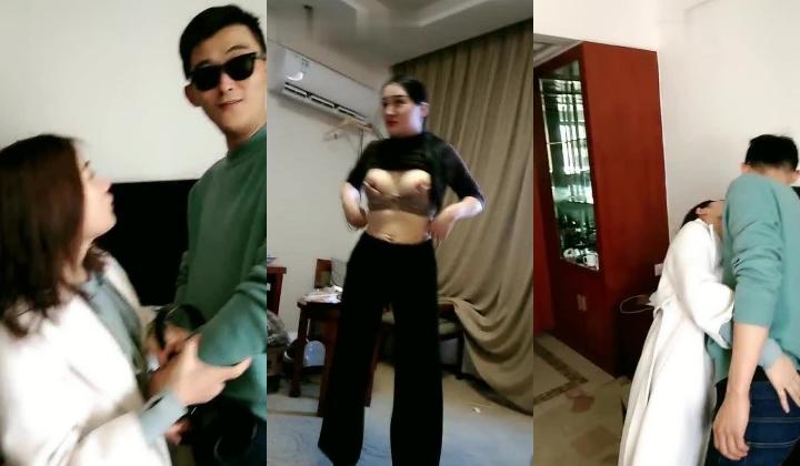淫乱的房间性爱的机器男人的榨汁机，两男两女一起玩，两女忍不住互相抚慰，挑逗男人的大鸡巴被压在身下