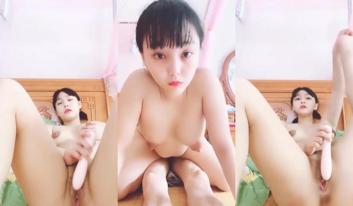 零零后女孩，奶水已备好。边做爱边喷奶，这景观稀罕，乳头肿张，都不用挤，奶水滴滴答答膨胀往下滴！