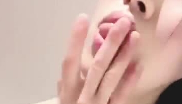 极品白虎妹子主播浴缸里自慰大秀 棒棒假鸡鸡齐上阵 爽得淫水直流