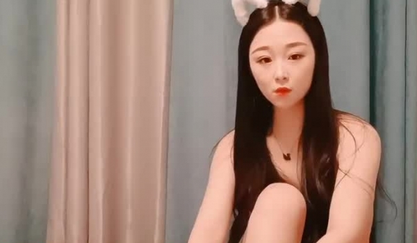 情趣耳朵黑白连体网袜微毛美女小姐姐，M腿特写美穴揉搓阴蒂，张开双腿跳蛋震动，太爽憋不住到厕所尿尿