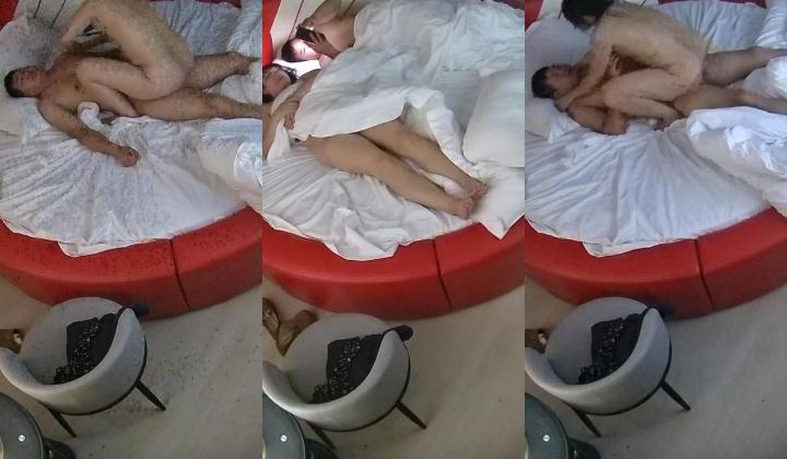 情趣台 社会男约了个丰满的小少妇 会的东西挺多的 还敢骑在社会男后背的老虎上 直接操翻