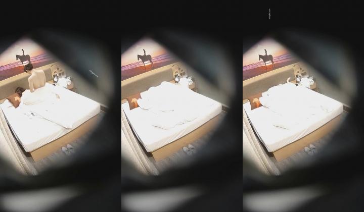 【乐橙酒店】肥臀大奶妹对男友大屌爱不释手,酒店激情，欲女肆意发泄，一副要榨干他的架势，真恐怖