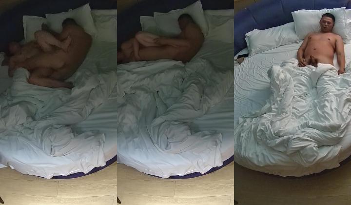 情趣台  眼镜男也是猴急 女人还在脱衣服 手就去扣逼了 老喜欢把屌往女人嘴里塞 还玩69 持久还