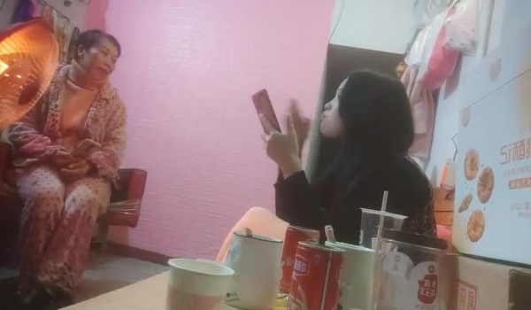 横扫街头炮王佳作，【老王探花】，穿梭大街小巷，几百块干一天，小媳妇骚少妇大姐姐/搞沐足按摩女