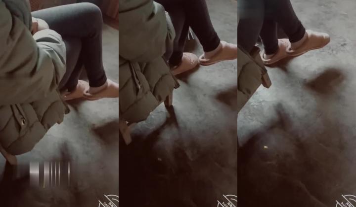 最强 ️母子乱伦 南方母子  学着小电影做爱真过瘾 跟妈妈新年第一炮忍不住内射 妈妈发飙了！蹲在