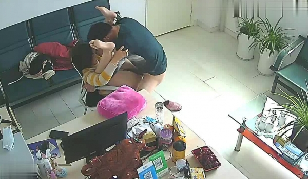 破解摄网络摄像头偷拍 女财务来经理办公室在椅子上偷情女的裤子没穿就拿纸巾擦地估计怕留下证据被发现