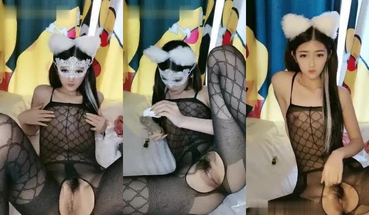甜美的校花女神全程露脸陪你骚，和狼友互动漏出娇嫩坚挺的奶子，道具自慰骚逼呻吟，看表情就射了不要错