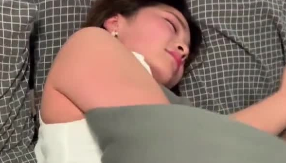 女友出差后她性感漂亮的美女闺蜜失恋了约我喝酒,趁机灌醉送她回家后扒掉胸罩内裤强操操她,边干边拍.