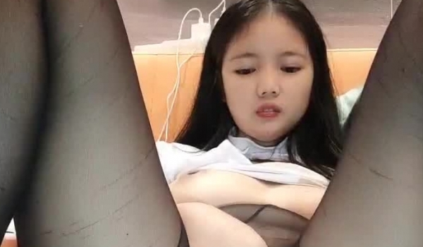 丝袜高跟露脸风情小少妇的诱惑，逼里塞着跳蛋跟狼友互动撩骚，淫水多多掰开给狼友看，撅着屁股求草精彩