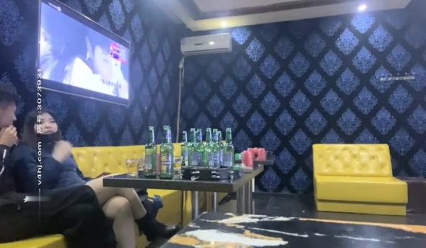采花狂魔，【KTV勾搭探花】，寂寞的夜晚，KTV跟美女饮酒高歌，大奶子有些害羞