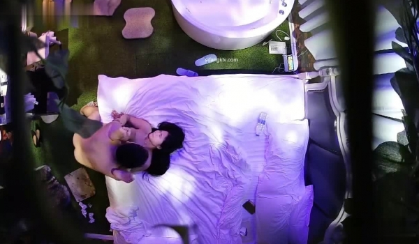 主题套房上帝视角欣赏2对热恋小情侣激情造爱大奶蜂腰翘臀美女骚的一批从上舔到下还给胸推一个比一个叫