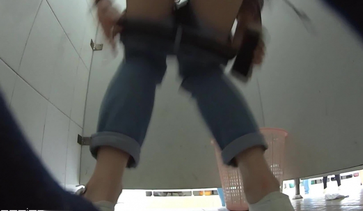 高校图书馆附近女蹲厕正位全景偸拍